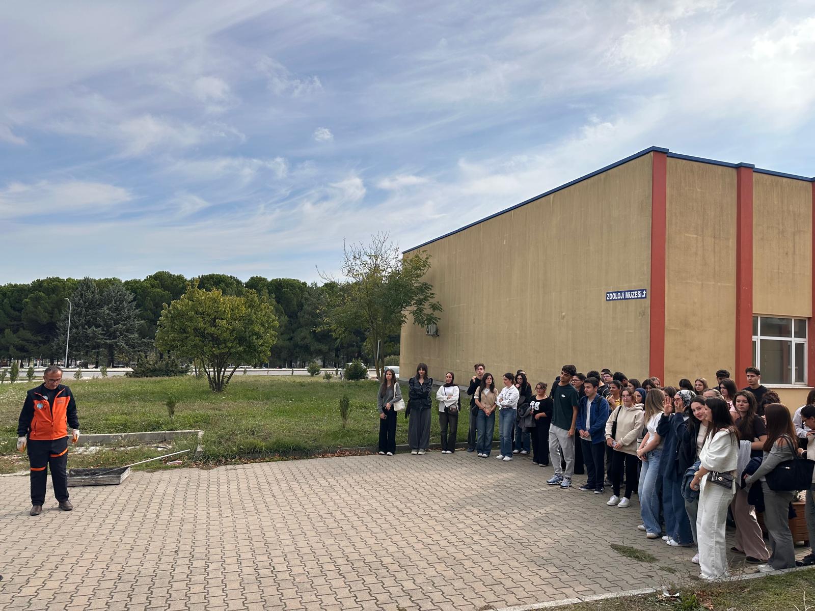 Kimya Bölümü 1. Sınıf Öğrencilerine Temel Yangın Eğitimi Verildi
